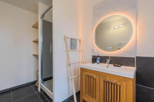 een badkamer met een wastafel en een spiegel bij 3 bedroom house with terrace, near Lille in Marcq-en-Baroeul