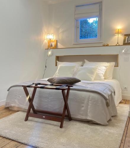 - un lit avec une table dans une chambre dans l'établissement Le Logis des Templiers Vieux Port, à La Rochelle