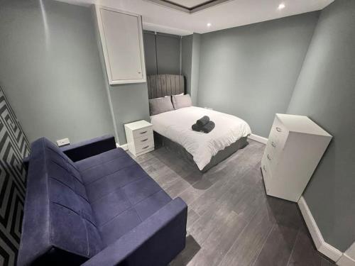 1 dormitorio pequeño con 1 cama y 1 sofá en Murrayfield Stadium Basement - 3 Bed 3 Bath, en Edimburgo