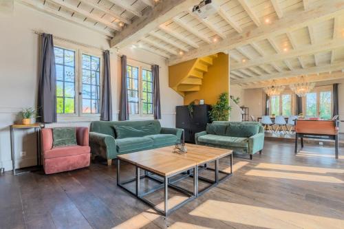 un salon avec des canapés et une table dans l'établissement 15 Min to Lille - Beautiful 14p House, 5 Bedrooms, à Sainghin-en-Mélantois