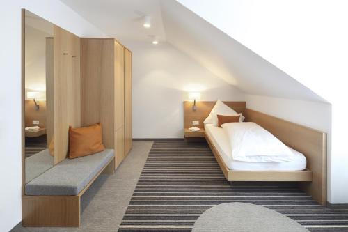 Cama o camas de una habitación en Hotel Hiller in Abstatt