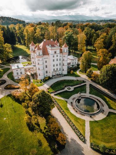 an aerial view of a large house with a garden at Pałac Wojanów in Wojanów