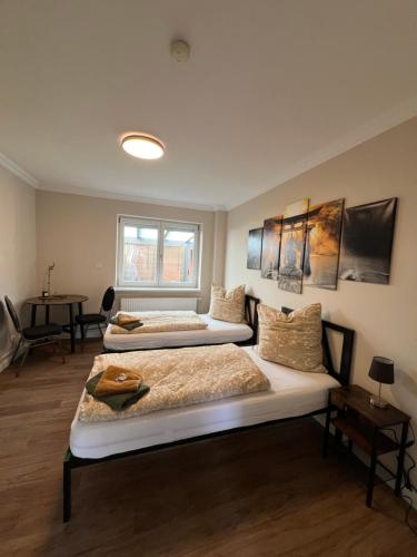ノルダーシュテットにあるFerienwohnung Aspelohe - Apartment 2のベッド2台が備わる客室です。