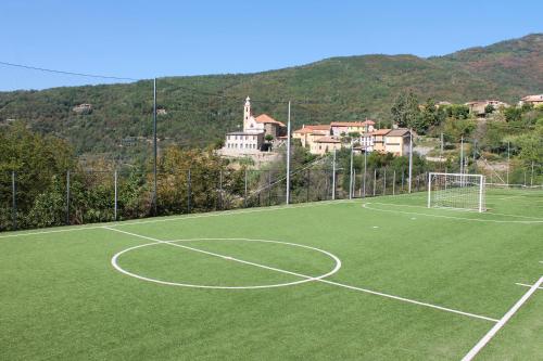 un campo de fútbol con un gol en una colina en Borgo del Canto en Borghetto dʼArroscia