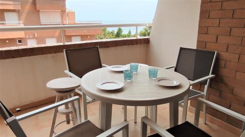 een kleine witte tafel en stoelen op een balkon bij ACV- Costa Marina I-1ªlinea planta 5 norte in Oropesa del Mar