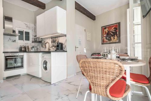 Central & authentic apartment with balcony by REMS