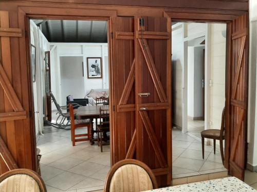a door leading into a dining room with a table at Case à Oculie Le Gosier in Le Gosier