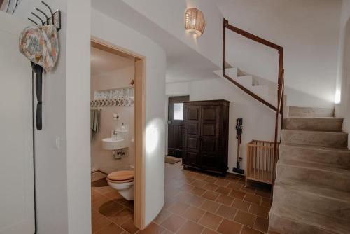 LIKE-HOME-Kina House-Casa do Lagar-Ericeira في مافرا: حمام به درج ومرحاض