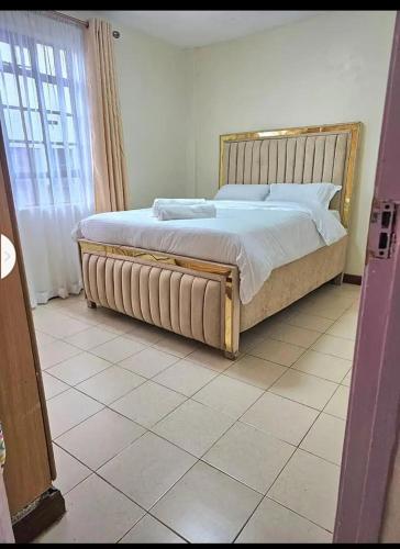 1 dormitorio con 1 cama grande en una habitación en Vanquish luxury, en Nairobi