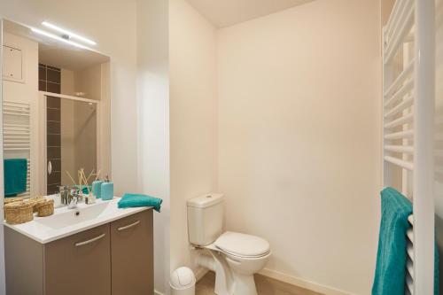阿斯克新城的住宿－Résidence Néméa, Villeneuve Pont de Bois，白色的浴室设有卫生间和水槽。