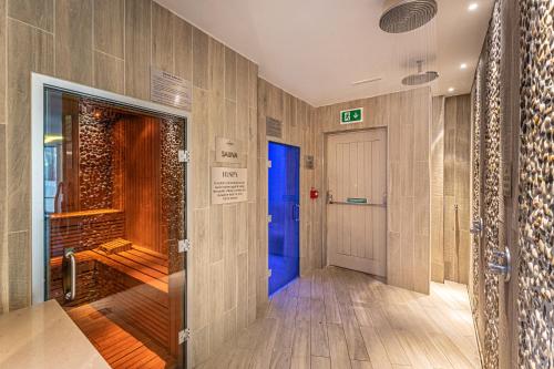 korytarz z niebieskimi drzwiami w budynku w obiekcie Harbour Hotel & Spa Salcombe w mieście Salcombe
