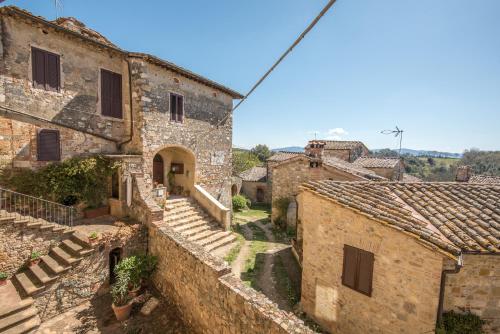 una vista panorámica de un casco antiguo con edificios de piedra en Casa Rollo, en Montegabbro