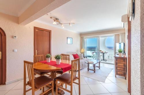 Apartamento de dos habitaciones con vistas al mar