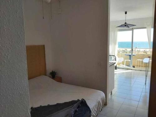 Postel nebo postele na pokoji v ubytování Miami 402Estudio situado en primera linea de mar