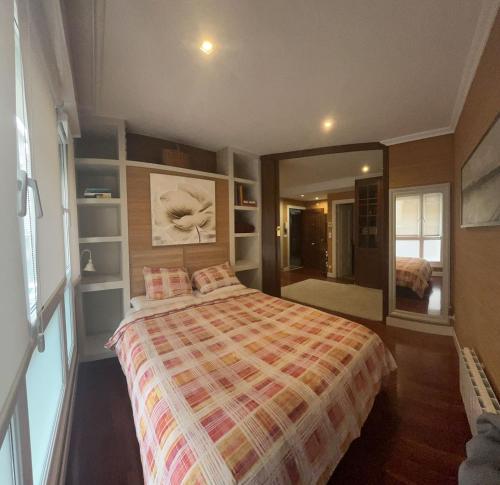 1 dormitorio con cama y espejo grande en Ideal Parejas, en Lekeitio