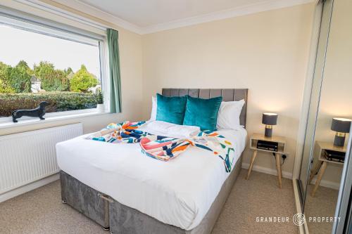 1 dormitorio con 1 cama grande y ventana en Large bungalow with garden, sleeps 6, Wi-Fi & parking - Heathside Retreat en West Parley
