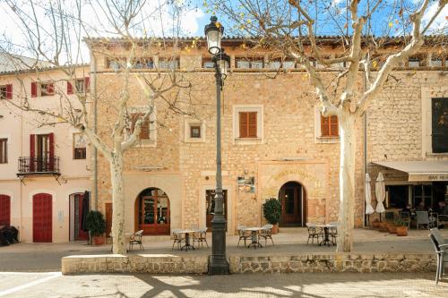a street light in front of a brick building at Can Xim-Turismo de Interior in Alaró
