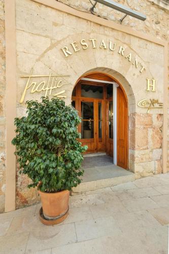 a plant in front of a entrance to a restaurant at Can Xim-Turismo de Interior in Alaró