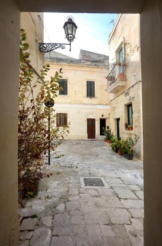 an empty courtyard with a building with a street light at Fjore di Lecce, camere & caffè in Lecce