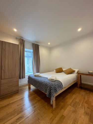 sypialnia z łóżkiem i dużym oknem w obiekcie House Terrace w mieście Waterford