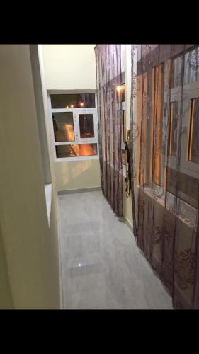 um corredor de uma casa com uma janela em Athum أثوم em Ţāqah