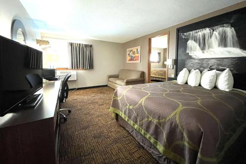 Super 8 by Wyndham Indianapolis Emerson Image