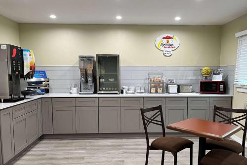 Super 8 by Wyndham Indianapolis Emerson Image