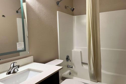 y baño con lavabo y ducha. en Super 8 by Wyndham Indianapolis Emerson, en Indianápolis