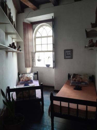 una camera con due letti e una finestra di PHOENIX ATELIER a Salvador