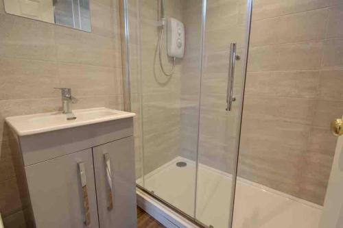 a bathroom with a shower and a sink at Lovely Bakewell apartment in Bakewell