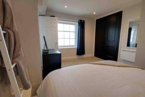 a bedroom with a bed and a window at Lovely Bakewell apartment in Bakewell