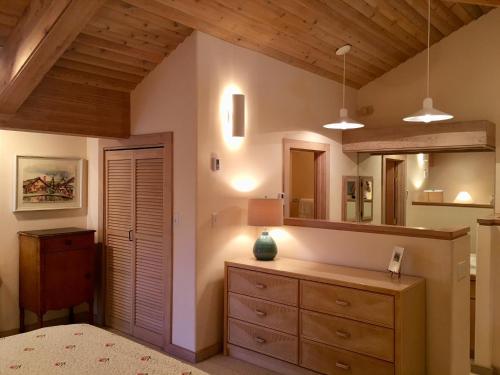 - une chambre avec une commode et un miroir dans l'établissement Wildflower Condo 617 Plus - Room for 8 with Sun Valley Amenities, à Sun Valley