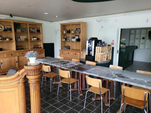 Parkhoeve Vakantiewoning voor 21 personenにあるキッチンまたは簡易キッチン