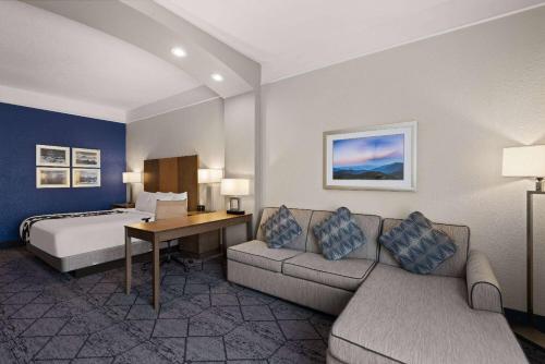 Letto o letti in una camera di La Quinta Inn and Suites by Wyndham at WaTiki Waterpark