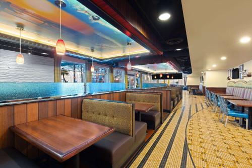Ristorante o altro punto ristoro di La Quinta Inn and Suites by Wyndham at WaTiki Waterpark