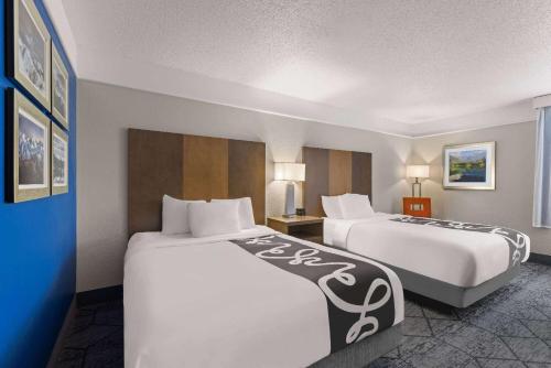 Letto o letti in una camera di La Quinta Inn and Suites by Wyndham at WaTiki Waterpark