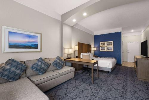 TV o dispositivi per l'intrattenimento presso La Quinta Inn and Suites by Wyndham at WaTiki Waterpark
