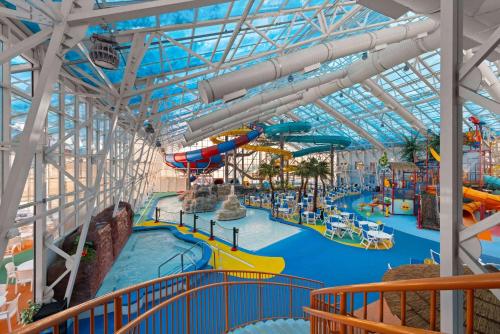 um grande parque aquático interior com um escorrega aquático em La Quinta by Wyndham Rapid City em Rapid City