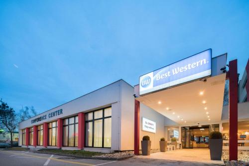 ein Geschäft vor einem besten westlichen Gebäude in der Unterkunft Best Western Smart Hotel in Vösendorf