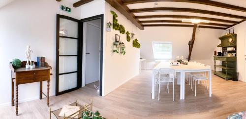 Parkhoeve Vakantiewoning voor 21 personenにあるキッチンまたは簡易キッチン