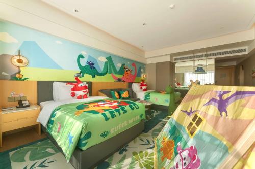 a childrens bedroom with a dinosaur themed bedroom at Wyndham Grand Zhaoqing Downtown in Zhaoqing