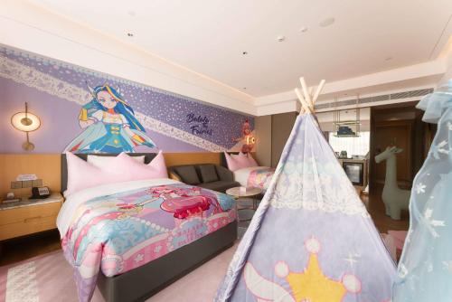 a room with a princess themed bedroom with a bed at Wyndham Grand Zhaoqing Downtown in Zhaoqing
