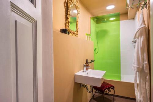 een badkamer met een wastafel en een groene douche bij Das KONTOR in Bremen