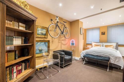 um quarto com uma cama e uma bicicleta pendurada na parede em DAS KONTOR em Bremen