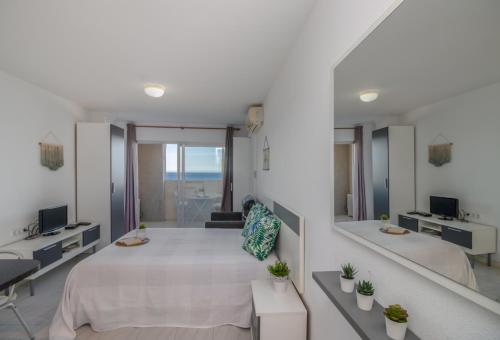 1810- Estudio con vistas al mar