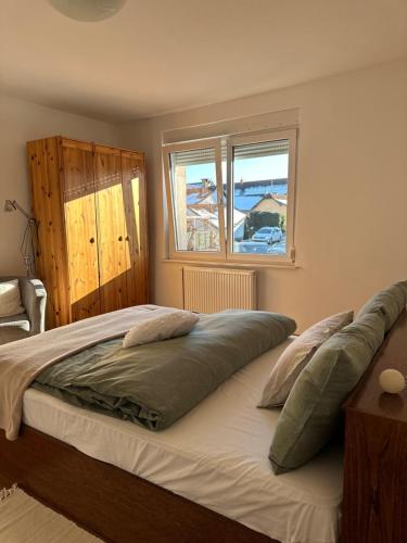 un grande letto in una camera da letto con due finestre di Vanessa Apartment a Lubiana