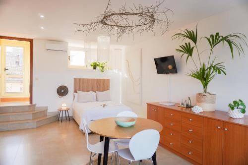 1 dormitorio con 1 cama, mesa y sillas en Costa Brava acollidor apartament amb gran terrassa per a 3 persones, en Castelló d'Empúries