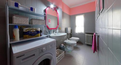 una lavatrice in bagno con lavandino di CLARA'S HOUSE 