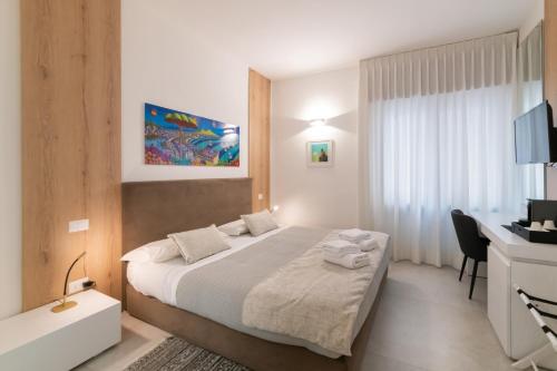 1 dormitorio con 1 cama y escritorio con ordenador en Lo Studio di viale Lo Re camere & caffe’ en Lecce