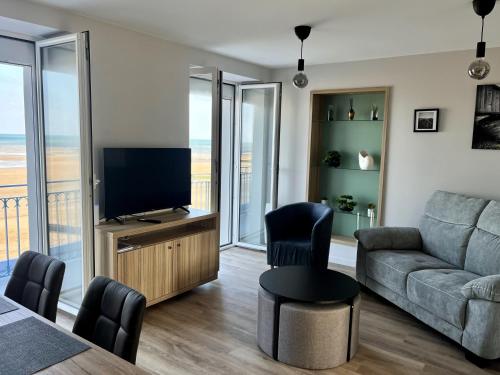TV a/nebo společenská místnost v ubytování La Tourelle - Balcon vue mer et terrasse plein sud